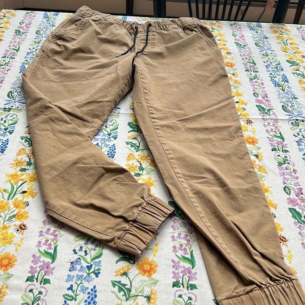Old Navy Men’s Khaki Joggers size Medium. EUC